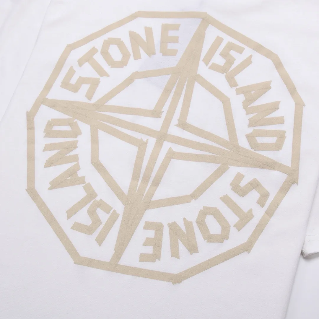 W688#P110💰 2025🆕 Stone lsland/Stone Island Tape Compass limited edition logo printed short-sleeved T-shirt ⚠️[Original creation, high control of details] - Made of 260 grams of combed cotton double yarn, soft and comfortable to the touch, sweat-absorbent and breathable. - Simple basic and versatile style, original quality, the first choice for couples. - Made in a large factory, four needles and five threads on the shoulder, neat routing, high quality workmanship. -Same style for men and women, very versatile, one piece for everyone, details are clearly visible. Color: Black White Size: M L